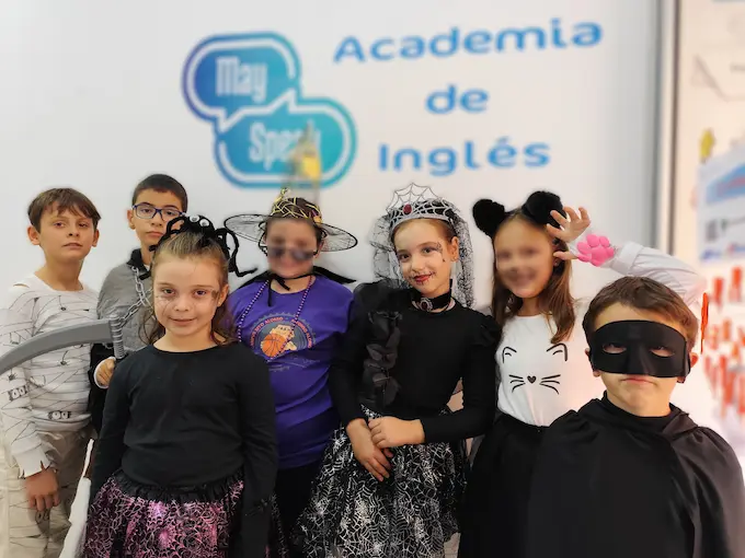 Niños celebrando Halloween en Mayspeak - Academia de Inglés en Murcia