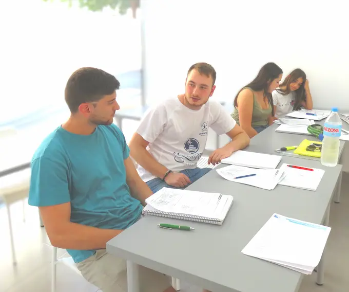 Adultos aprendiendo inglés en Mayspeak - Academia de Inglés en Murcia