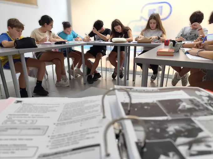Adolescentes aprendiendo inglés en Mayspeak - Academia de Inglés en Murcia